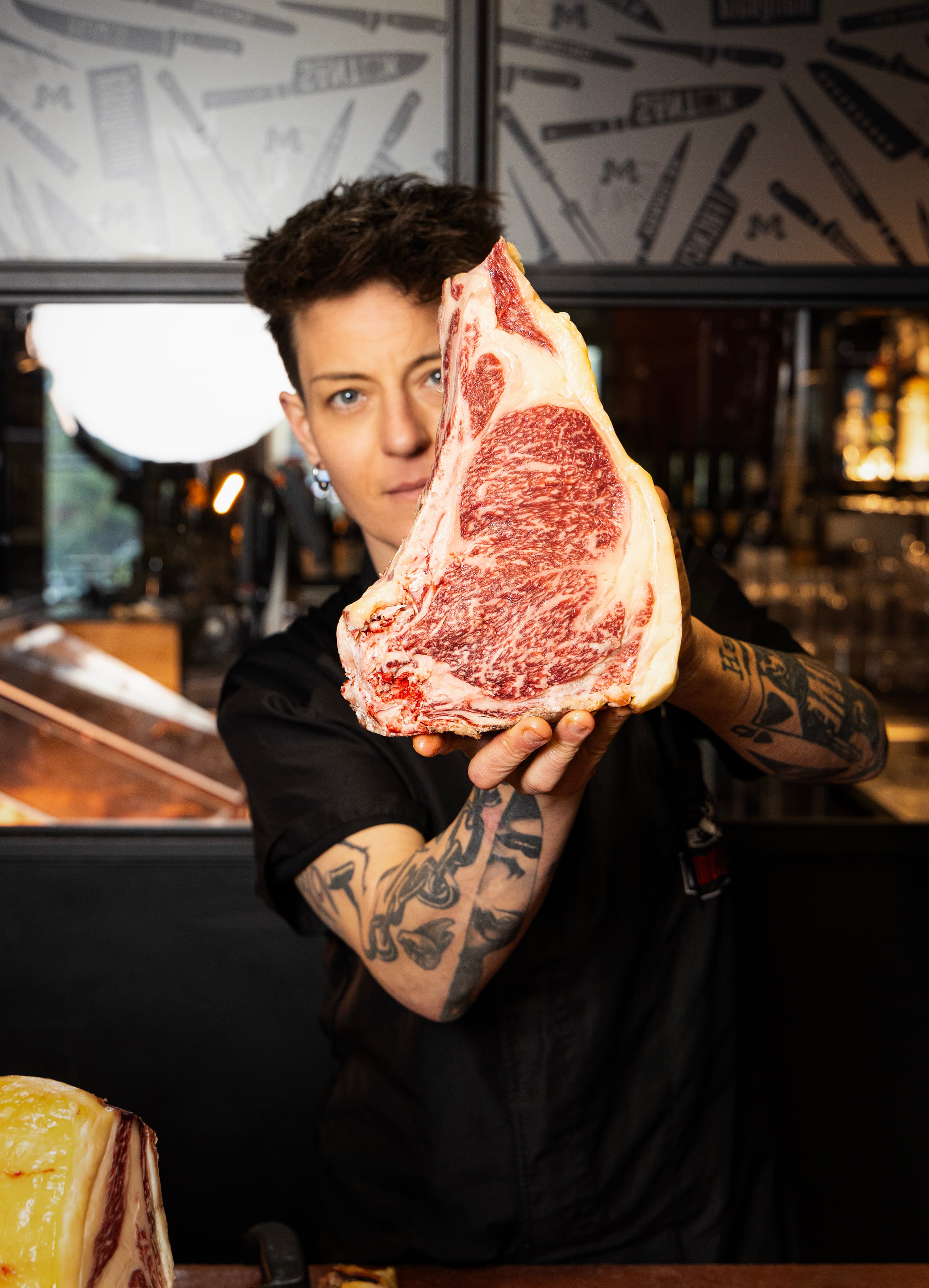 Matilde Tidei mostra una costata di carne nel ristorante Matigusta