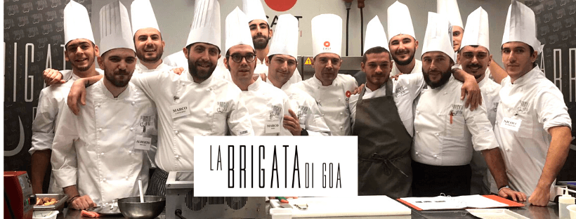 La brigata completa di chef in divisa bianca con il logo La Brigata di Goa al centro